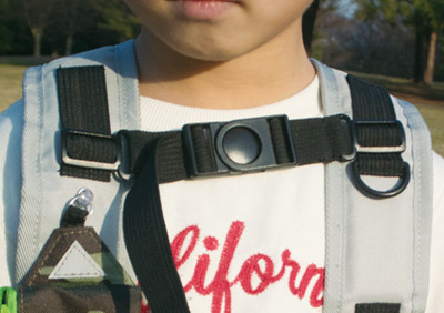 小さな子供でもずれ落ちないチェストストラップつき